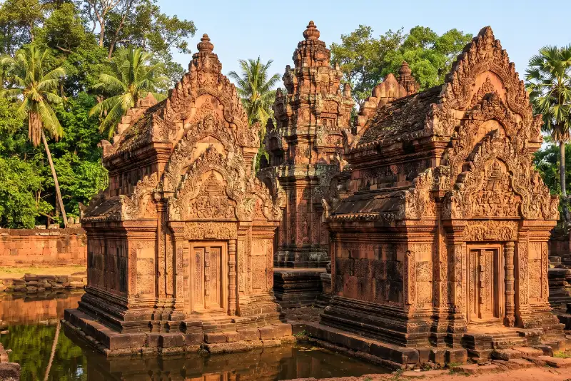 Les Terres Oubliées — Banteay Srei, bas-reliefs en grès rose